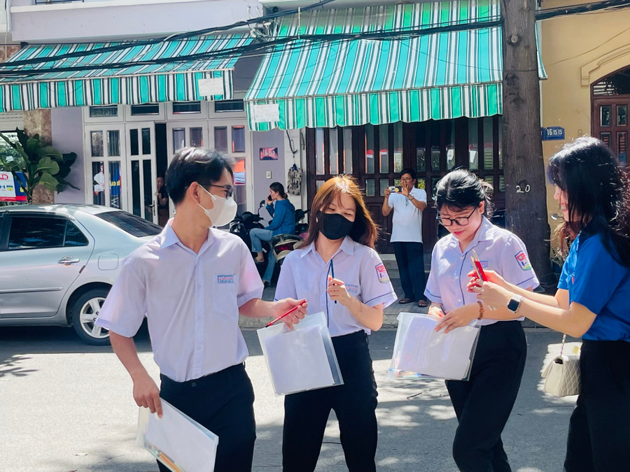 Thí sinh tại điểm thi Trường THPT Đinh Tiên Hoàng phấn khởi, tự tin trước khi thi môn Ngữ văn.