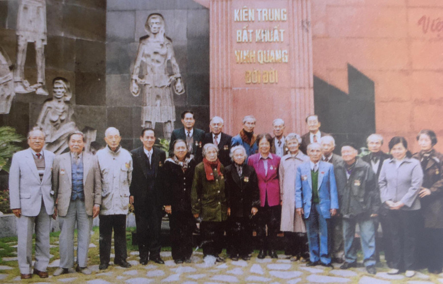 Đoàn HSSV kháng chiến Hà Nội chụp ảnh lưu niệm tại Khu di tích Nhà tù Hỏa Lò