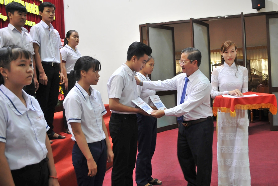 Ông Trần Việt Trường - Trưởng Ban tuyên giáo Thành ủy TP Cần Thơ trao học bổng cho các học sinh.