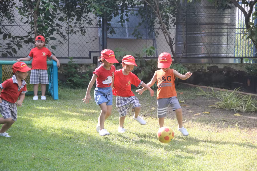 Trẻ mầm non tham gia hoạt động thể thao tại trường. Ảnh minh hoạ