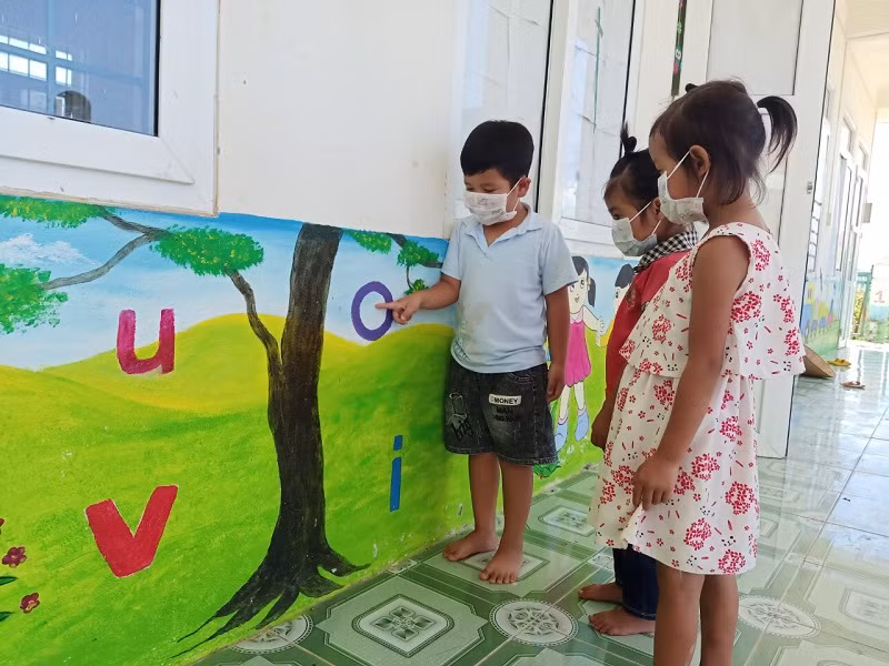 Chữ cái được viết, trang trí lên tường để trẻ có thể tiếp cận mọi lúc, mọi nơi. Ảnh: Hà Thuận