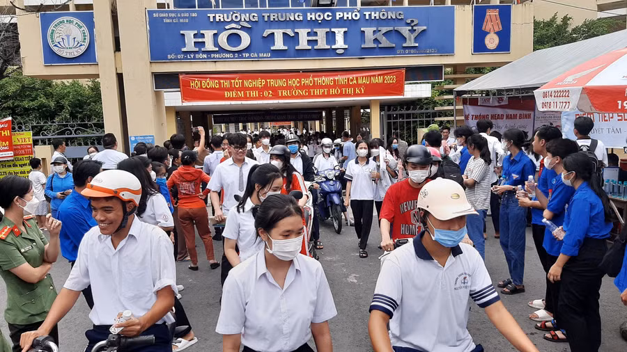 Thí sinh Cà Mau tại điểm thi THPT Hồ Thị Kỷ, TP Cà Mau. Thí sinh Cà Mau tại điểm thi THPT Hồ Thị Kỷ, TP Cà Mau.