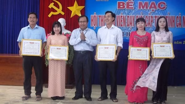 GĐ Sở GD&ĐT Cà Mau Nguyễn Minh Luân trao giấy khen cho các cá nhân đạt thành tích xuất sắc tại Hội thi