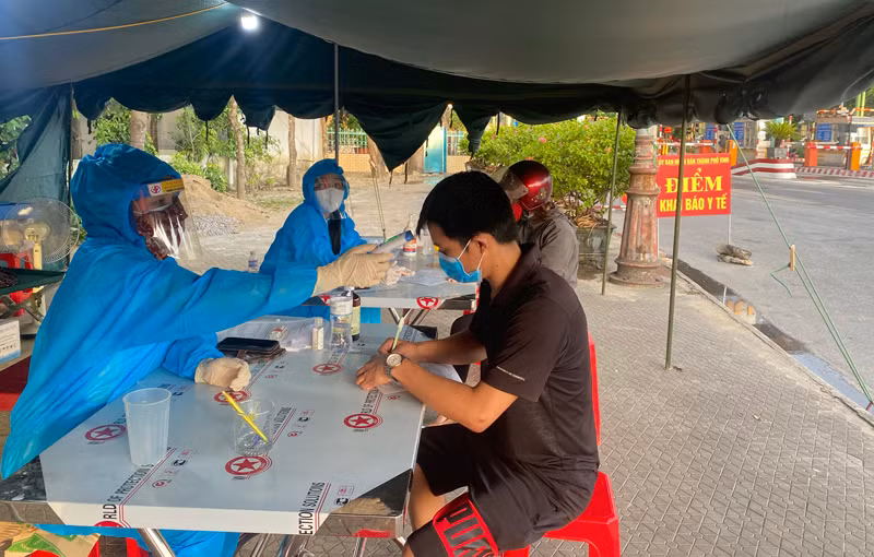 Cán bộ, giáo viên, nhân viên trường học TP Vinh tham gia vào tuyến đầu chống dịch ở chốt kiểm soát.