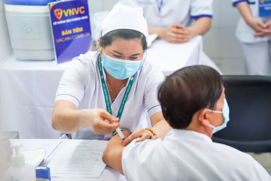 Tiêm vắc-xin phòng Covid-19 tại Bệnh viện Nhiệt đới TP.HCM. Ảnh minh họa VNVC 