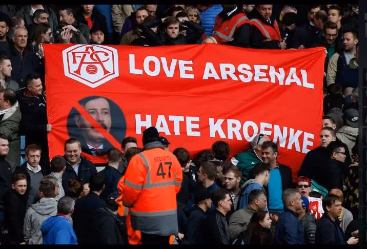 Người hâm mộ Arsenal từ lâu đã thất vọng với sự “ki bo” của ông chủ Stan Kroenke.