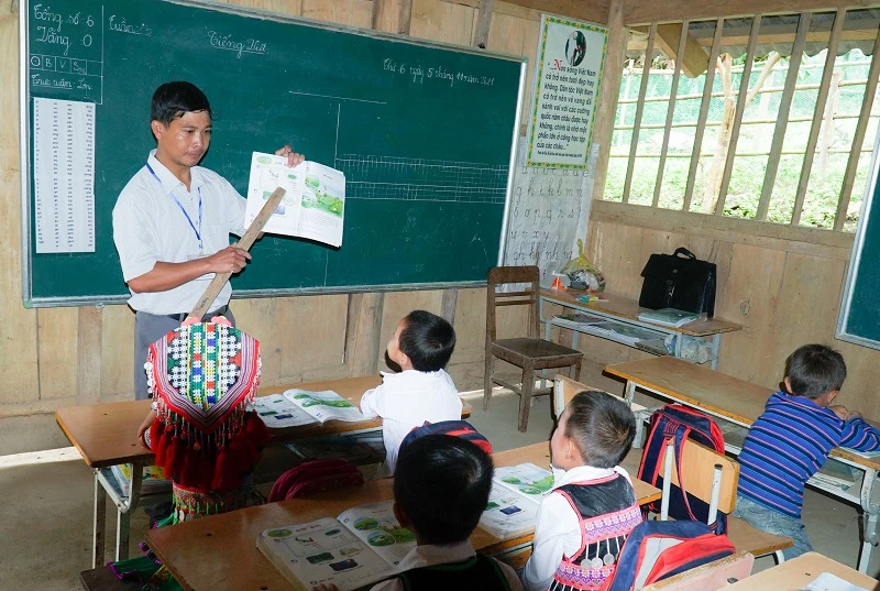 Thầy Toàn đã gắn bó với học sinh người Mông gần 20 năm. Ảnh: TG