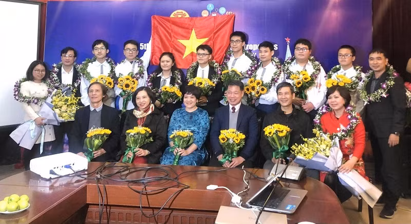 Trường THPT chuyên Hà Nội - Amsterdam động viên kịp thời cho học sinh xuất sắc và các thầy cô giáo có thành tích bồi dưỡng học sinh giỏi. Ảnh: TG