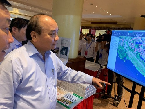 Thủ tướng Nguyễn Xuân Phúc tham quan gian hàng triển lãm bên lề Hội nghị Thủ tướng Nguyễn Xuân Phúc tham quan gian hàng triển lãm bên lề Hội nghị