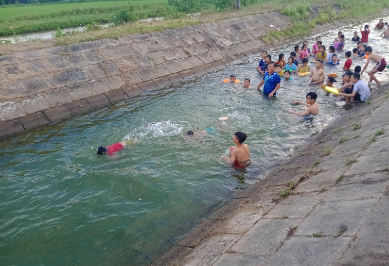 Lớp học bơi trên kênh thủy lợi của thầy Tước luôn thu hút đông học trò. Ảnh: TG