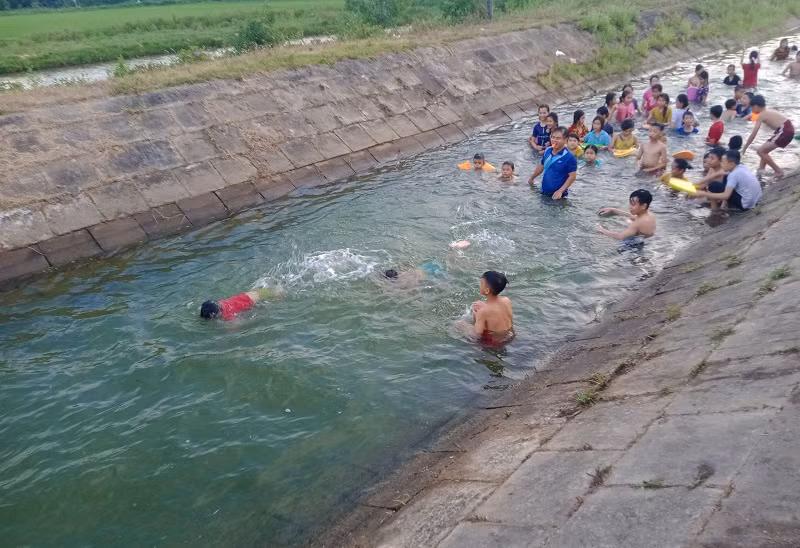 Lớp học bơi trên kênh thủy lợi của thầy Tước luôn thu hút đông học trò. Ảnh: TG