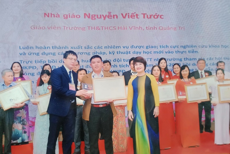 Thầy Tước nhận Bằng khen của Bộ GD&amp;ĐT vì đã có thành tích tiêu biểu xuất sắc năm 2020 trong chương trình “Tôn vinh nhà giáo tiêu biểu”.