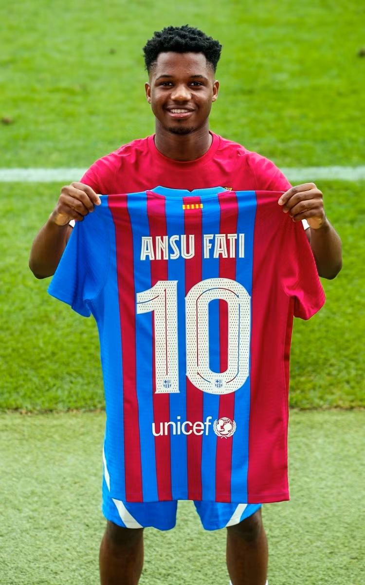 Ansu Fati kế vị siêu sao Messi và mặc áo số 10 ở Barca.