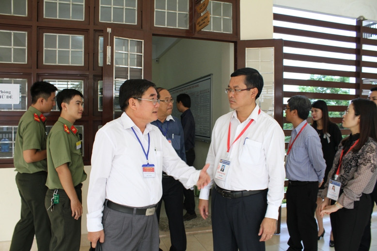 Thứ trưởng kiểm tra nơi lưu trữ đề thi tại điểm thi THPT chuyên Tiền Giang