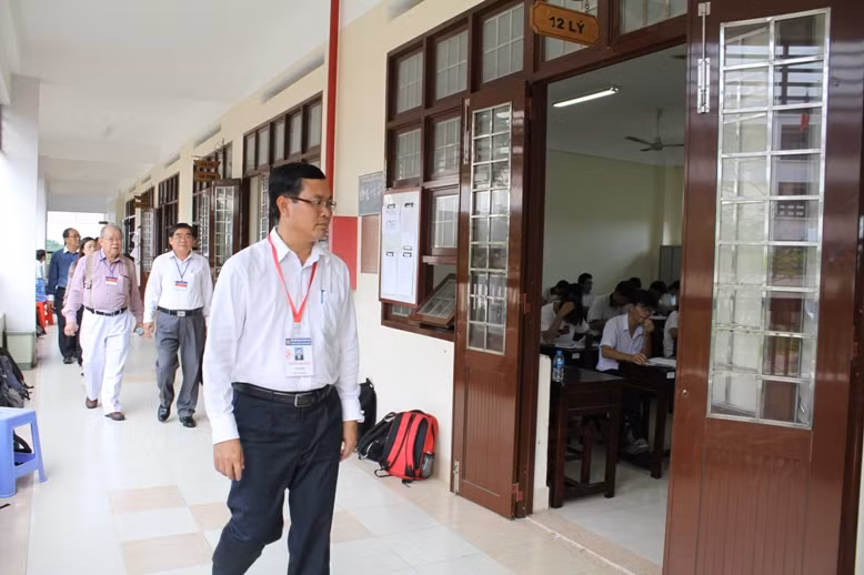 Thứ trưởng Nguyễn Văn Phúc kiểm tra tình hình thi tại điểm thi THPT Nguyễn Đình Chiểu