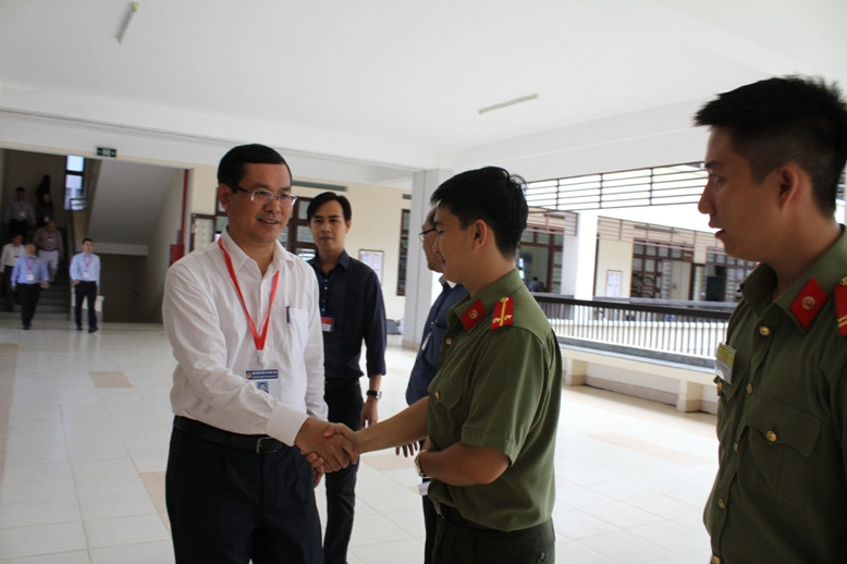Thứ trưởng động viên cán bộ công an bảo vệ điểm thi