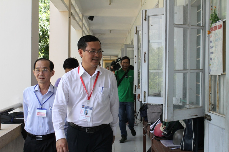 Thứ trưởng kiểm tra công tác coi thi tại điểm thi THPT Thiên Hộ Dương