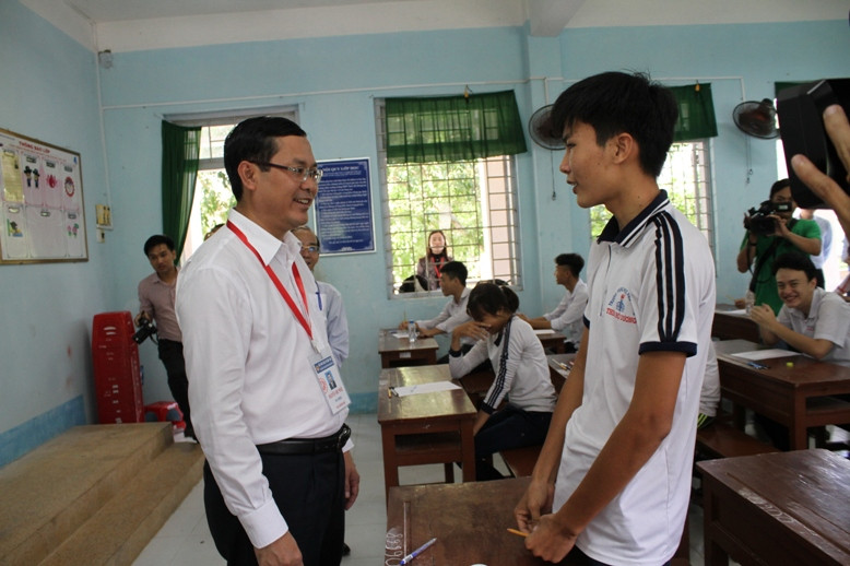 Thứ trưởng động viên thí sinh trước giờ làm bài