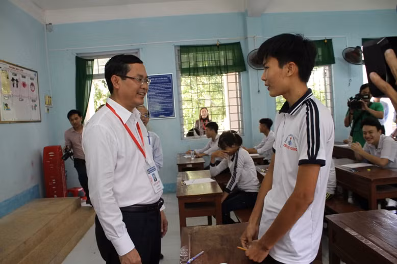 Thứ trưởng động viên thí sinh trước giờ làm bài