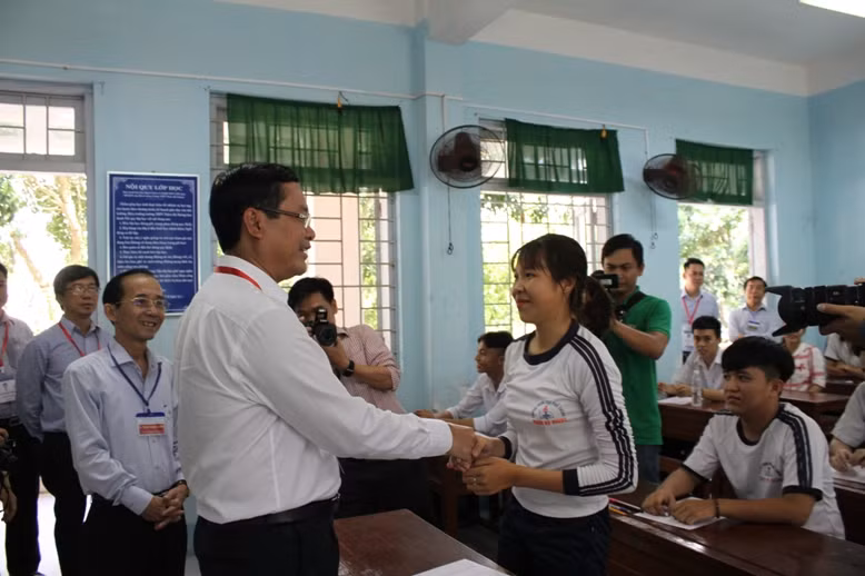Thứ trưởng Bộ GD&ĐT Nguyễn Văn Phúc động viên thí sinh tại điểm thi THPT Thiên Hộ Dương