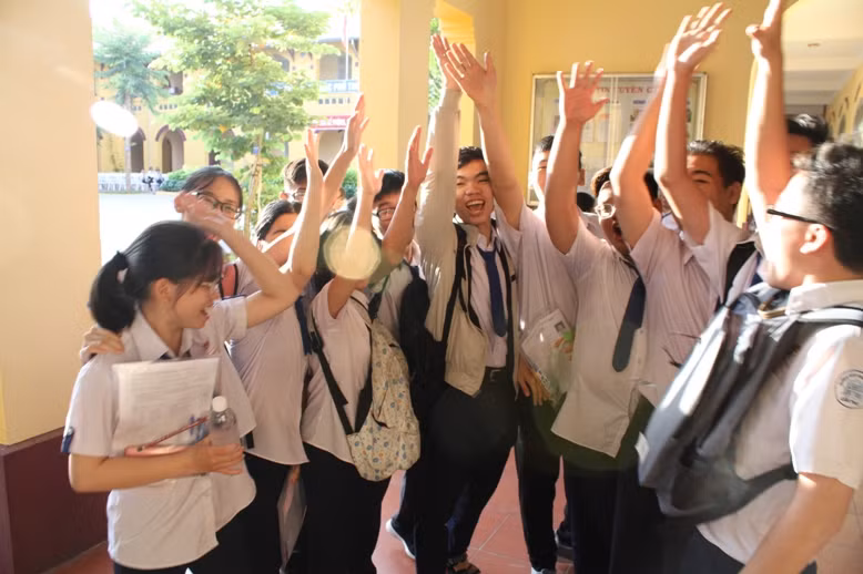 Nụ cười “tươi như hoa” tỏa sáng trường thi