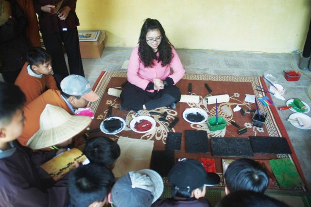 Học sinh hào hứng xem và trực tiếp thực hành vẽ tranh Đông hồ