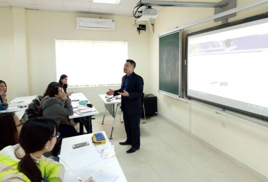 TS Tôn Quang Cường giảng bài TS Tôn Quang Cường giảng bài