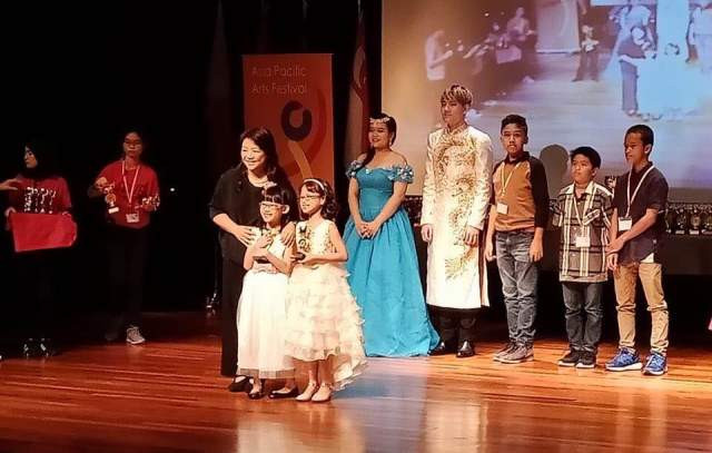 2 bé gái hạnh phúc nhận phần thưởng tại Liên hoan APAF
