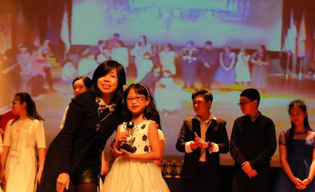 Thành công của 2 bé luôn có mẹ ở bên