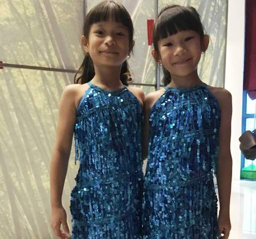 Bạn Ana và Gia Hân rạng rỡ trước giờ biểu diễn