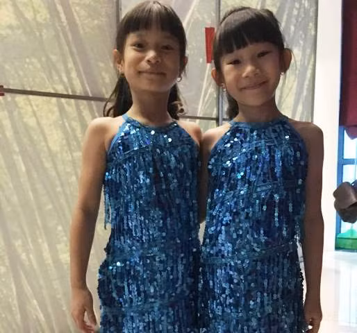 Bạn Ana và Gia Hân rạng rỡ trước giờ biểu diễn