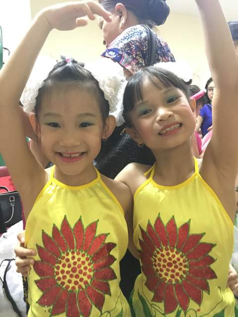 Ana và Gia Hân hồn nhiên trước khi biểu diễn