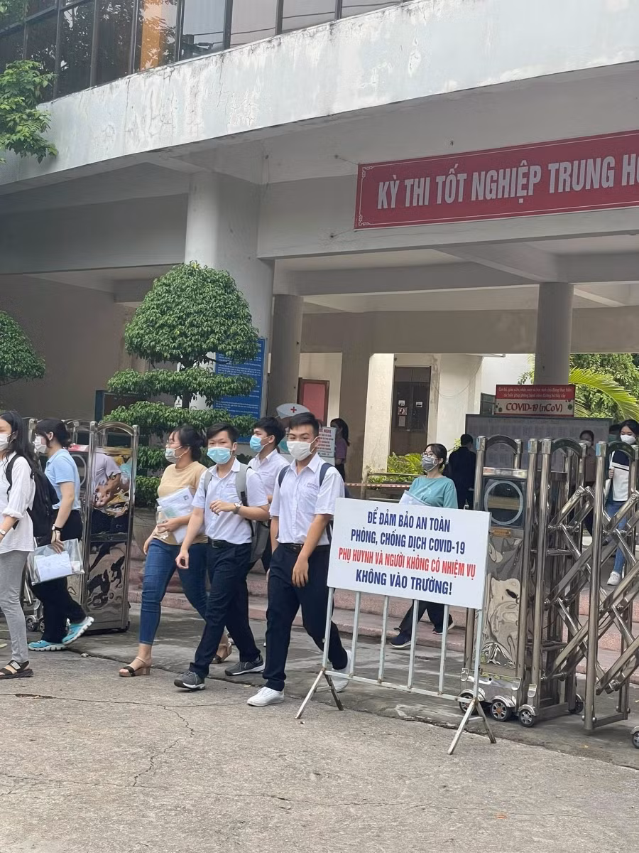 Thí sinh ở điểm thi Trường THTP Phan Châu Trinh (quận Hải Châu) nhận xét đề thi có tính phân hóa cao.