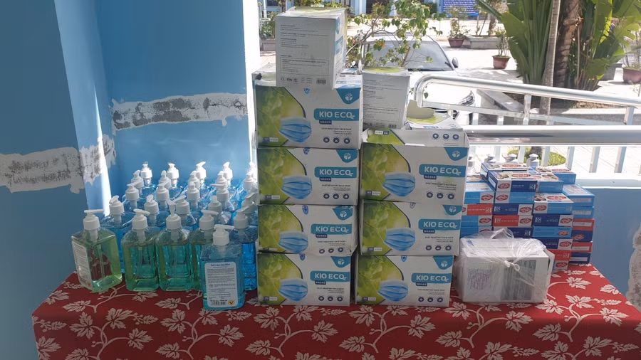 Trường học chuẩn bị đầy đủ khẩu trang dự phòng, dung dịch khử khuẩn, máy đo thân nhiệt để đón HS đến trường học trực tiếp.