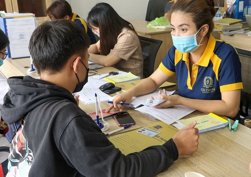 Trường ĐH Gia Định (TP Hồ Chí Minh) tư vấn tuyển sinh, hướng nghiệp cho thí sinh. Ảnh: NTCC