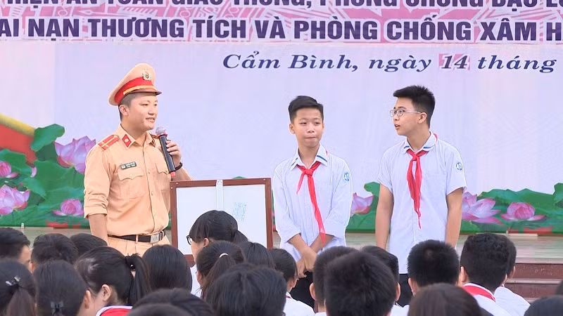 Học sinh THCS Chu Văn An, TP Cẩm Phả, tỉnh Quảng Ninh tìm hiểu về Luật Giao thông đường bộ, đường sắt.