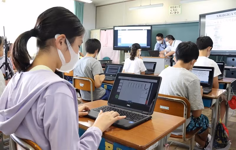 Học sinh Nhật Bản được trang bị máy tính cá nhân.