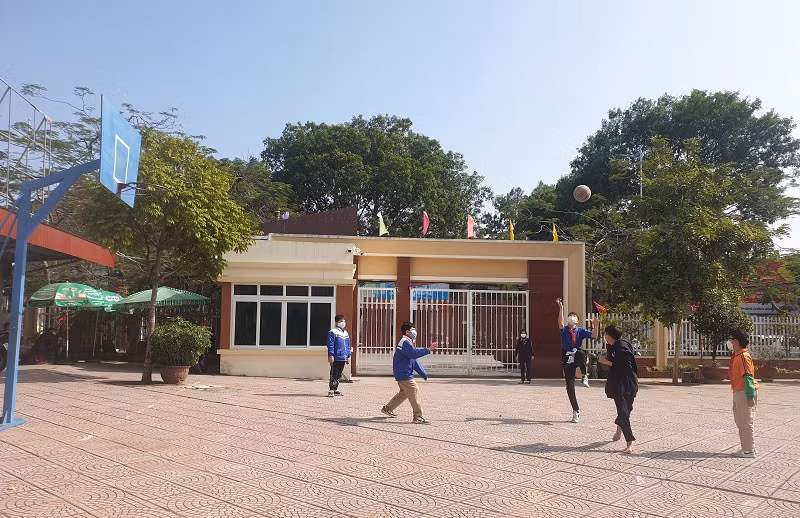 Học sinh Trường THCS Nguyễn Đình Chiểu, quận Ngô Quyền, TP Hải Phòng vui chơi thể thao tại sân trường.
