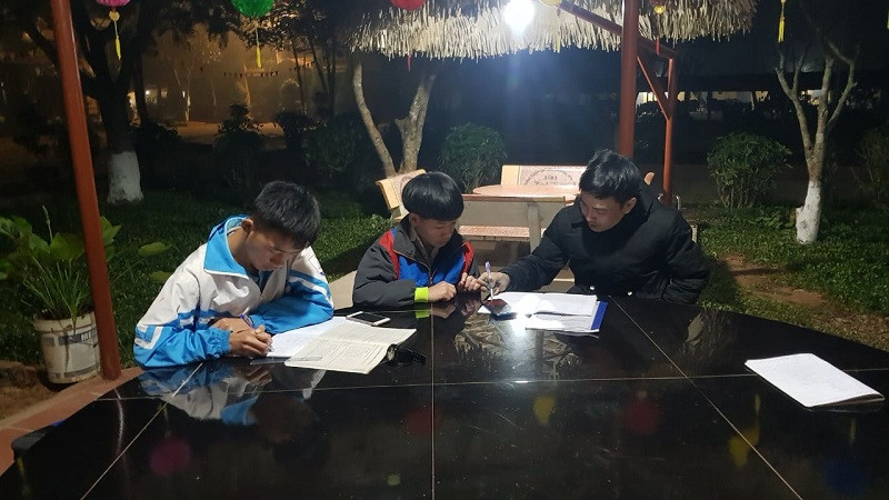 Giáo viên Trường Phổ thông dân tộc nội trú THPT Nậm Pồ ôn tập, phụ đạo cho học trò vào buổi tối. Ảnh: NTCC