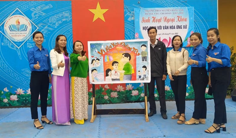 Thầy Đặng Hữu trong một buổi sinh hoạt ngoại khóa của tổ Ngữ văn, Trường THCS Nguyễn Hồng Ánh.