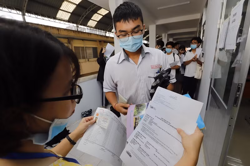 Thí sinh làm thủ tục vào phòng thi đánh giá năng lực của ĐH Quốc gia TPHCM năm 2021. Ảnh: INT