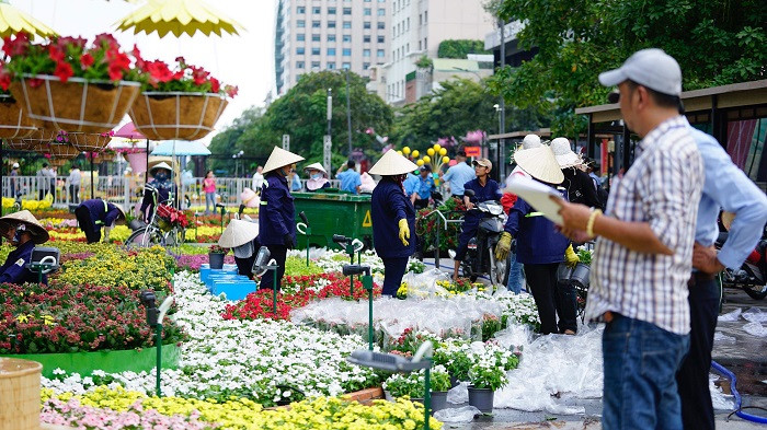 Công nhân đang gấp rút hoàn thành các tiểu cảnh để sẵn sàng cho ngày khai mạc