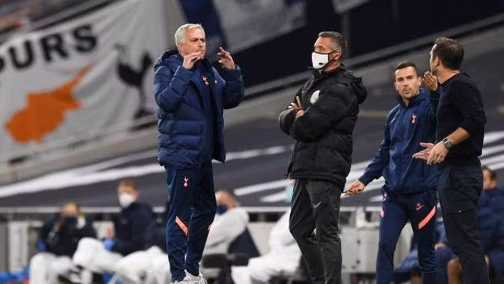 Thầy trò cũ Mourinho và Lampard đã có “lời qua tiếng lại” trong trận đấu.