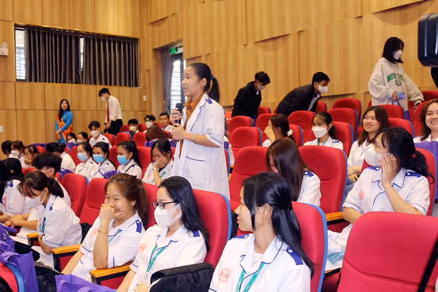 Sinh viên đặt câu hỏi tại chương trình.