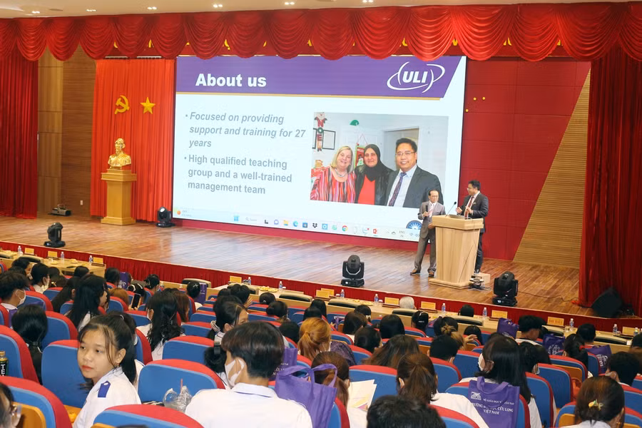 Ông Dennis Li - Chủ tịch, Giám đốc điều hành ULI giới thiệu về chương trình du học.