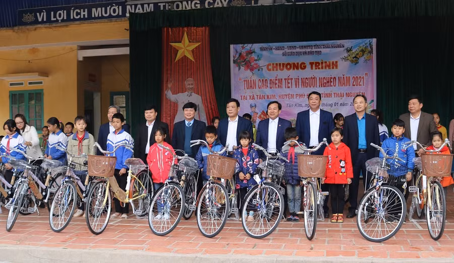 Sở GD&amp;ĐT Thái Nguyên tặng xe đạp cho các em học sinh xã Tân Kim, huyện Phú Bình