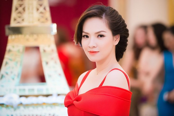 "Gái hai con" Đan Lê thon gọn và gợi cảm ảnh 7 "Gái hai con" Đan Lê thon gọn và gợi cảm ảnh 7