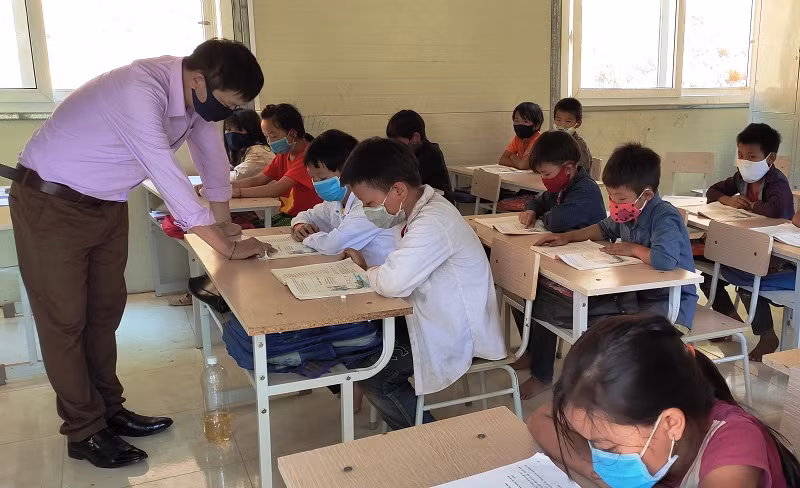 Thầy giáo Lang Văn Long trong giờ dạy ở điểm lẻ bản Ón, Trường Tiểu học Tam Chung ( Mường Lát, Thanh Hóa).