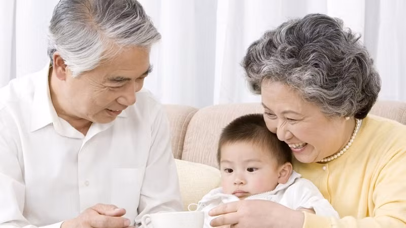 Trẻ sẽ có cơ hội phát triển nhiều kỹ năng sống khi ở cùng ông bà. Ảnh minh họa.