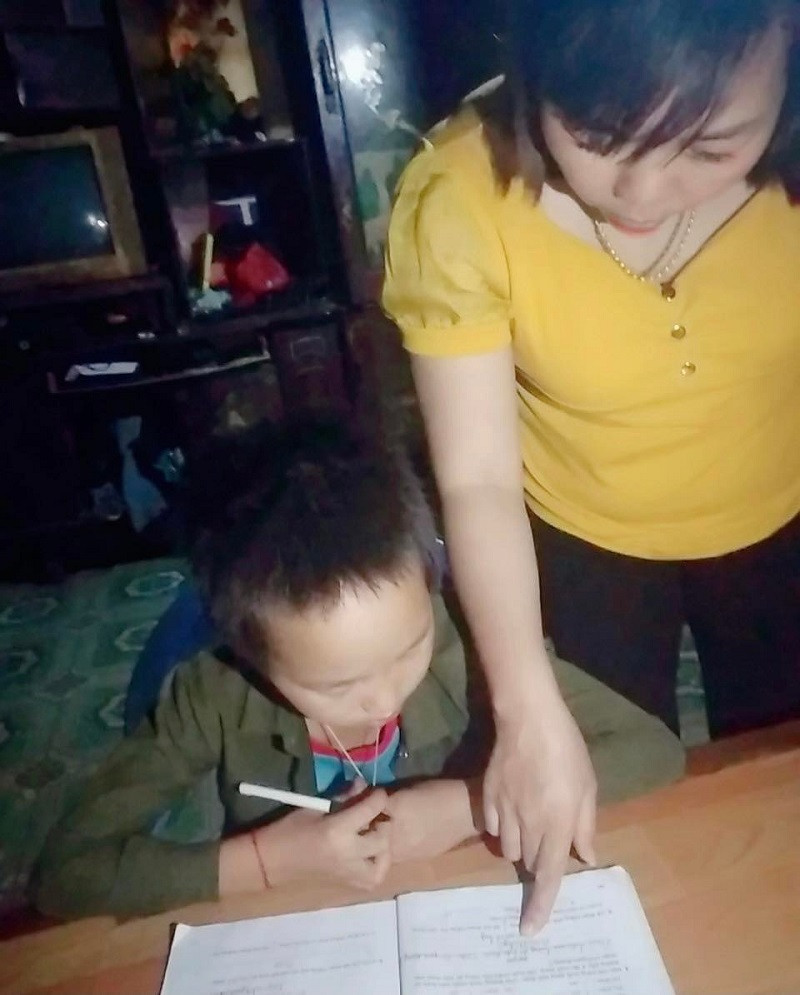 Dù không có nhiều thời gian, cô Huệ vẫn tranh thủ buổi tối để đến nhà kiểm tra, giao bài tập cho học sinh. Ảnh: NVCC Dù không có nhiều thời gian, cô Huệ vẫn tranh thủ buổi tối để đến nhà kiểm tra, giao bài tập cho học sinh. Ảnh: NVCC